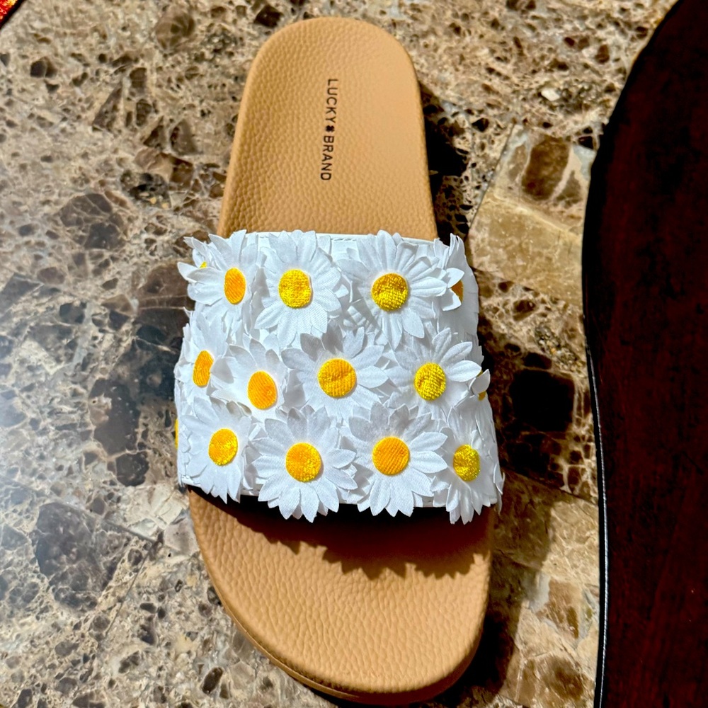 Lucky Brand Daisy Pool Slides